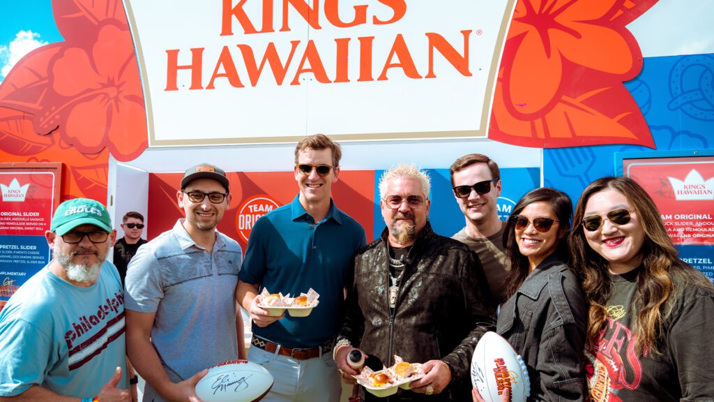 King’s Hawaiian Super Bowl activation with fans sampling sliders and interacting