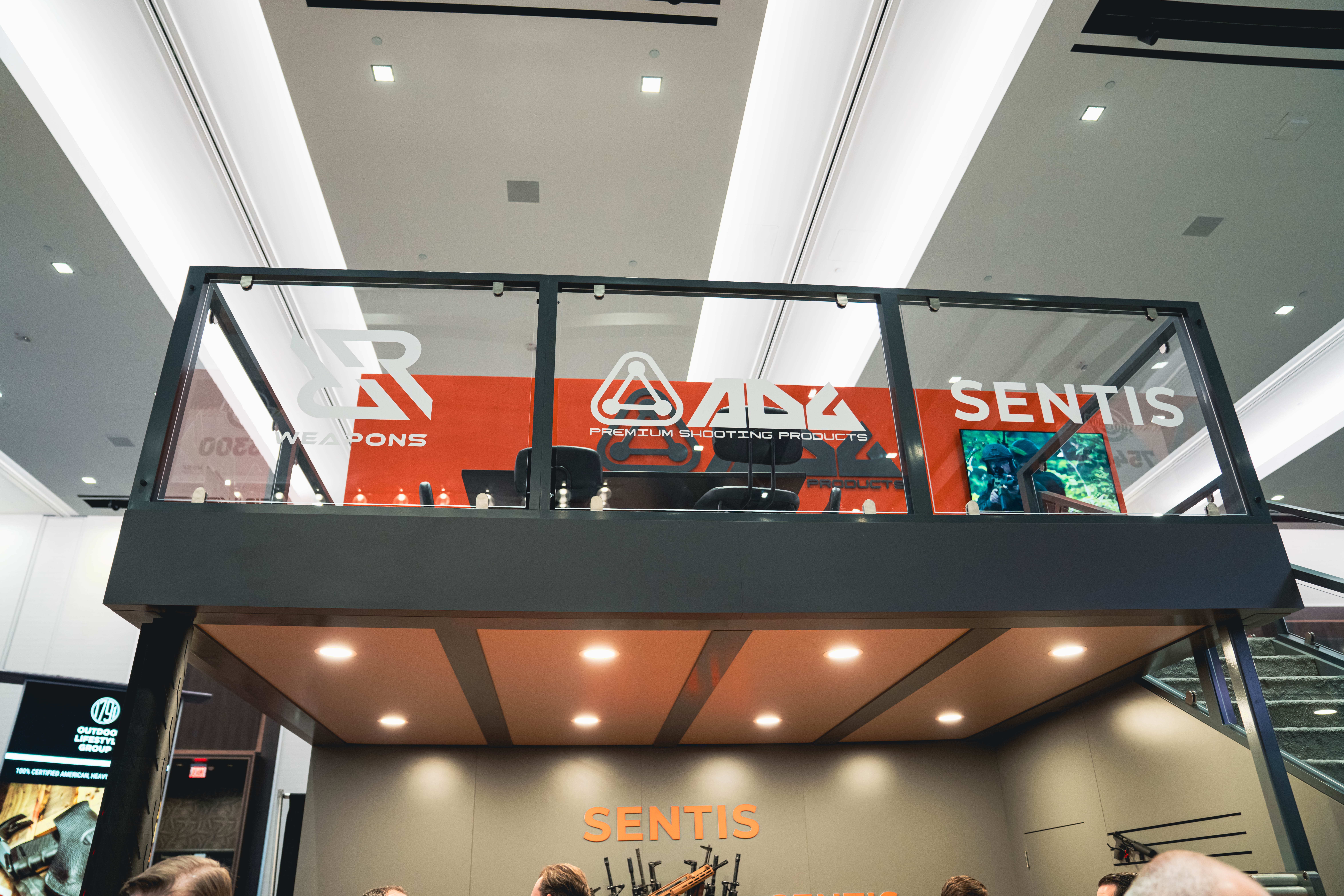 Sentis Double Deck — FIG. 04 — UPPER SIGNAGE