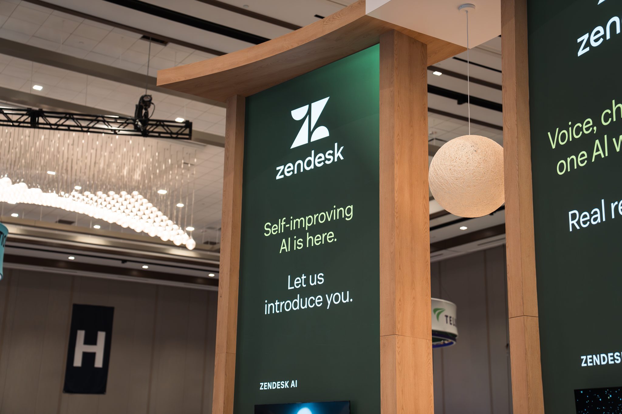 Zendesk at CCW Vegas — FIG. 07 — GRAPHIC PANEL